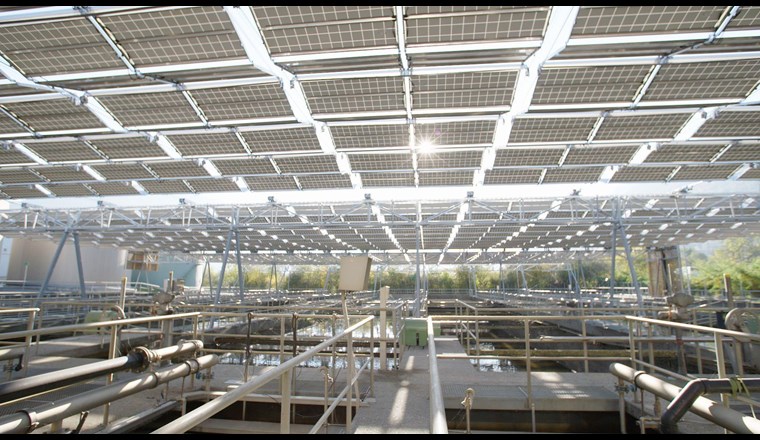 Wegen der stärkeren Beschattung durch das Sonnendach müssen in der Ara Chur unter anderem weniger Algen aus den Klärbecken entfernt werden, und LED-Leuchten, welche nachträglich an der Tragkonstruktion befestigt wurden, erhöhen die Arbeitssicherheit bei Störfällen. Foto: dhp