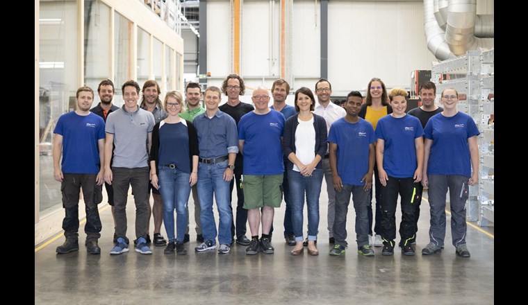 Das dhp-Team wächst laufend. Aktuell sind um die 20 Personen im Bündner Unternehmen beschäftigt, bereits wieder ein paar mehr als auf diesem Gruppenbild in der Werkhalle in Zizers. Foto: dhp