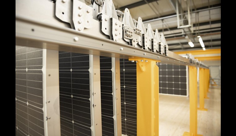 Im Montagebereich der dhp-Werkhalle werden die dünnen Kunststoff-PV-Module in einen Metallrahmen integriert und anschliessend zu einer zusammenhängenden Faltdachgruppe endmontiert. Foto: dhp