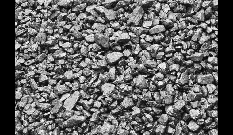 extrudierte und natürliche Kohle im Vergleich (Bild: ©123RF.com)