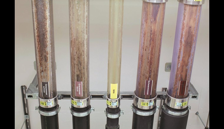Die fünf parallel geführten Leitungen sind beim Übergang in den Water Hub transparent. (Foto: Eawag, Aldo Todaro)