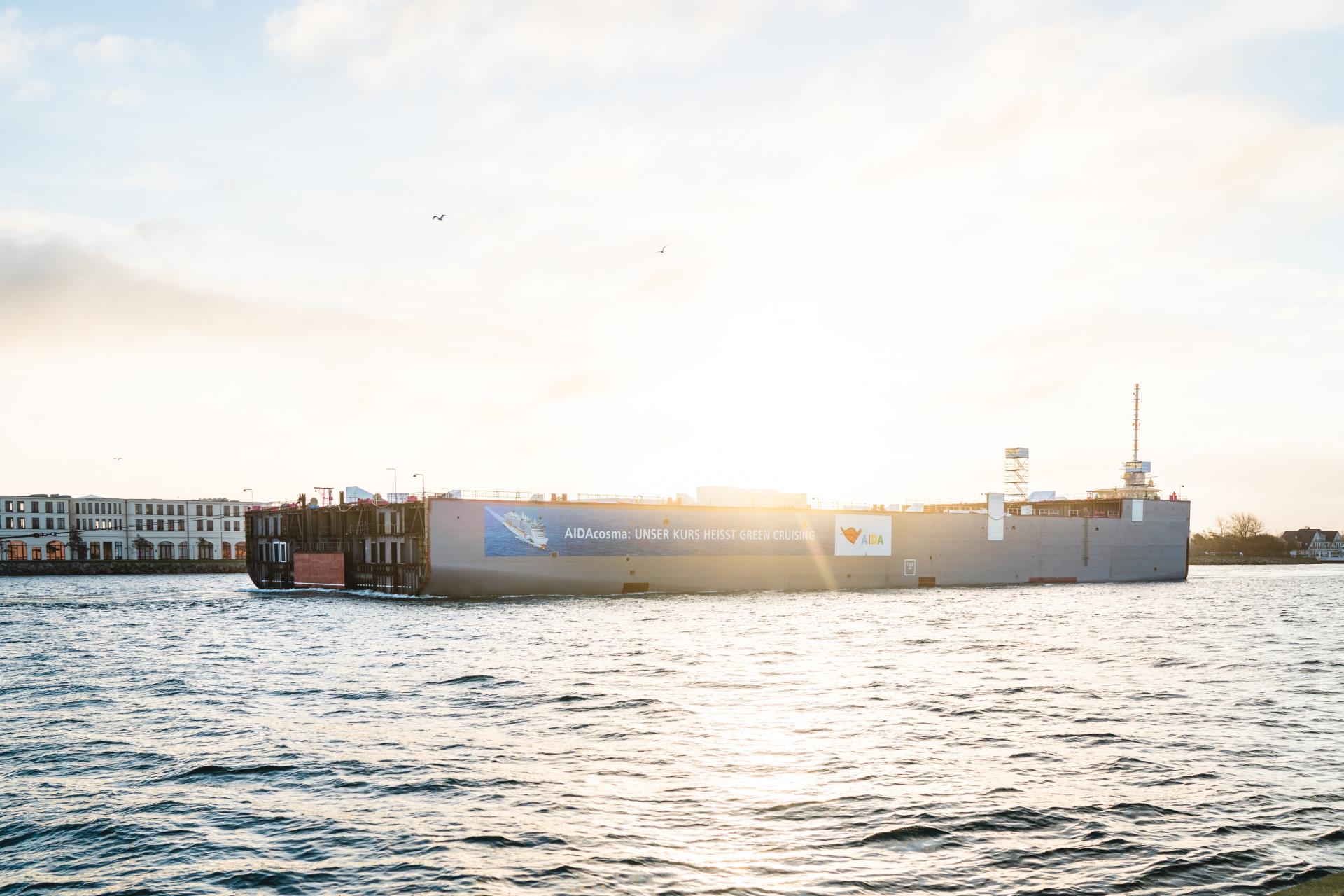 140 Meter langes LNG-Maschinenraummodul wird von Rostock-Warnemünde nach Papenburg überführt (Bild: AIDA Cruises)