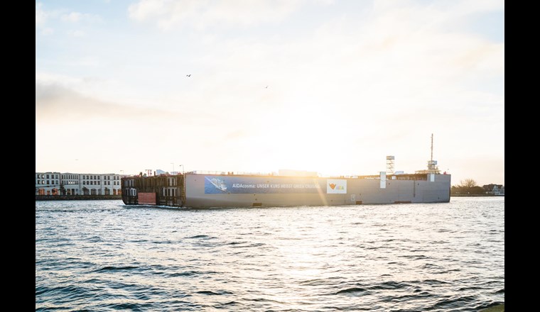 140 Meter langes LNG-Maschinenraummodul wird von Rostock-Warnemünde nach Papenburg überführt (Bild: AIDA Cruises)