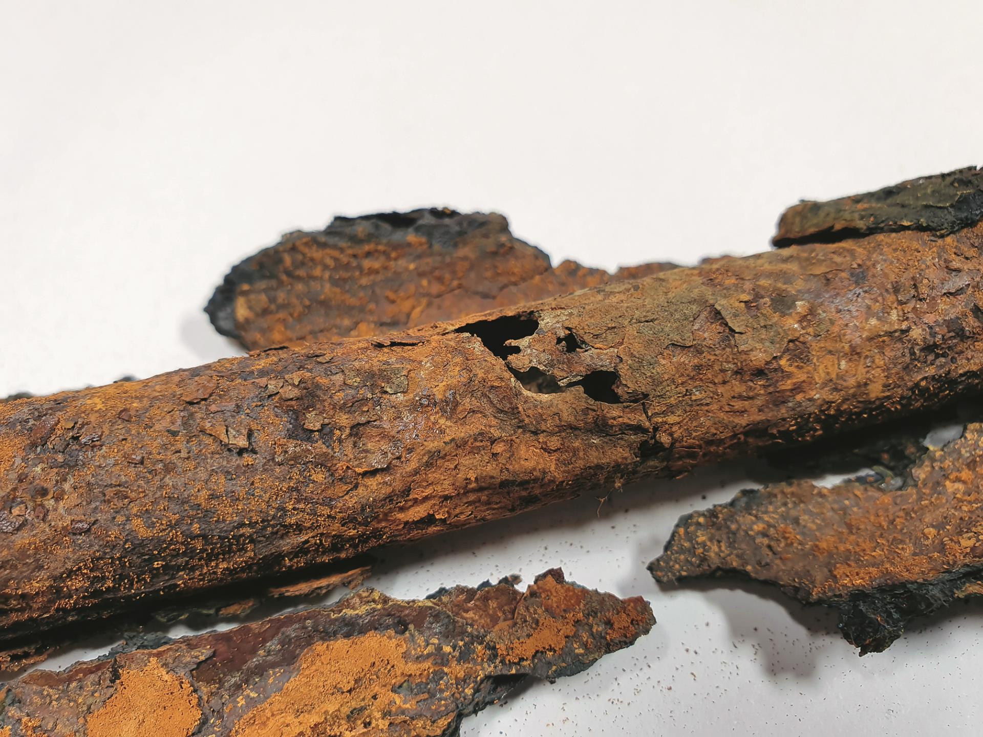 Leckage an einer Hausinstallationsleitung (3/4 Zoll) in nasser thermischer Isolation.