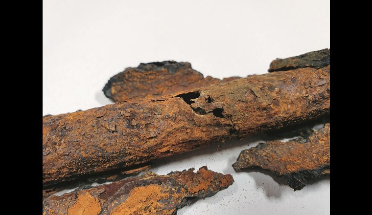 Leckage an einer Hausinstallationsleitung (3/4 Zoll) in nasser thermischer Isolation.