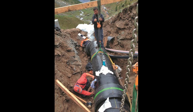 Installation einer Trinkwasser-Transportleitung im Steilhang. (Quelle: Aliaxis)