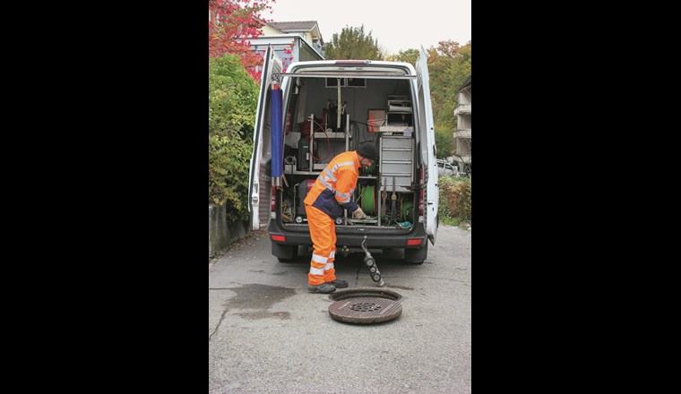 Vorbereitungsarbeiten für die Untersuchung eines privaten Hausanschlusses mittels Rohr­inspektion durch eine fahrbare Kanal-TV-Kamera. (Bild: D. Wörner, AWA)