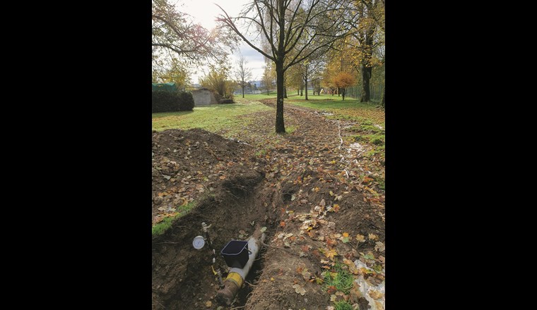 Umgebung einer Versorgungsleitung, die mit dem Druckmessverfahren überprüft wird. Im Vordergrund ist das freiliegende Leitungsende mit dem Messgalgen zu sehen.