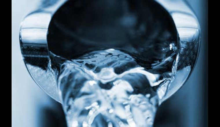 Eine Arbeitsgruppe des SVGW hat in einem Faktenblatt notwendige Massnahmen zur Gewährleistung einer einwandfreien Trinkwasserqualität beschrieben. (Foto: Sergiy Tryapitsyn/123rf.com)