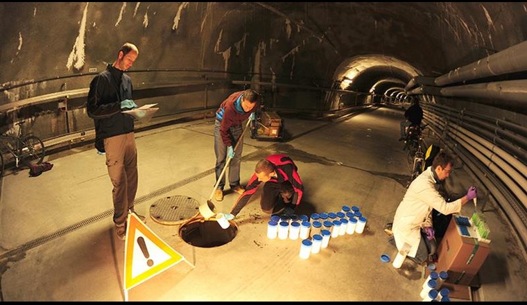 Probenahme in einem Abwasserkanal (Bild: Eawag)