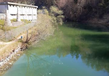 Flockungsmittel in der Saane. (Foto: Amt für Umwelt des Kantons Fribourg)