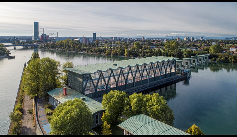 Beim Wasserkraftwerk Birsfelden ist der Bau eines Elektrolyseurs zur Produktion von «grünem» Wasserstoff geplant. Profitieren sollen dereinst das Transportgewerbe und weitere Interessierte. (Bild: Simon Havlik, IWB)