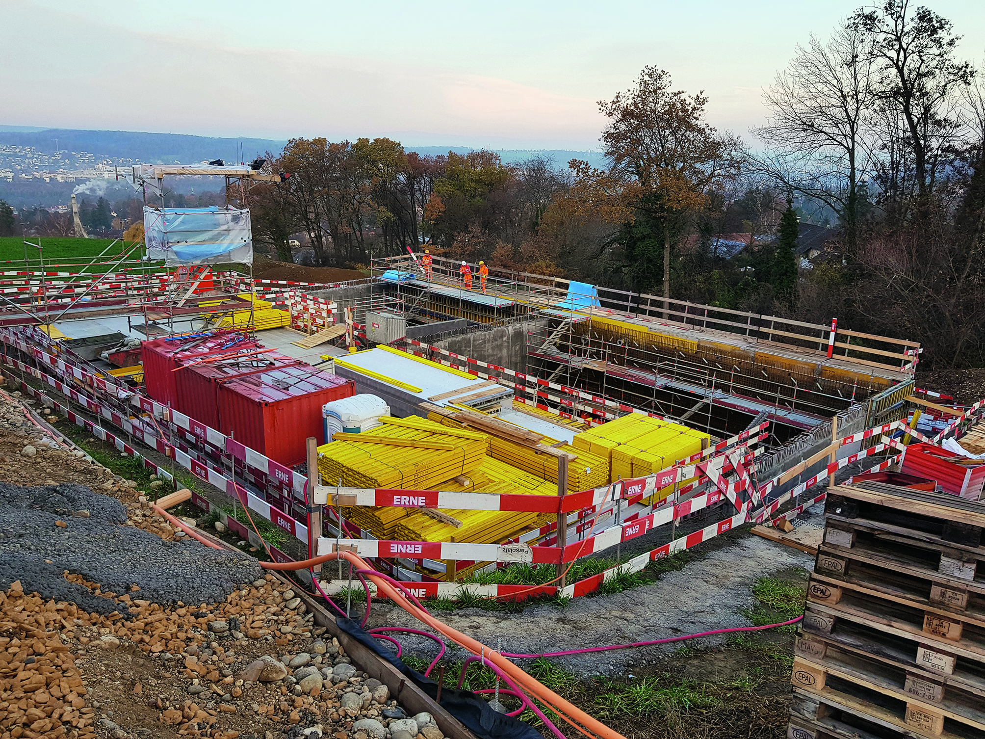 Betonieren der Kammerwände des Reseroirs Goben - die unterschiedliche Grösse der beiden Kammern kann erahnt werden.