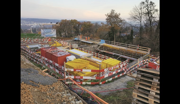 Betonieren der Kammerwände des Reseroirs Goben - die unterschiedliche Grösse der beiden Kammern kann erahnt werden.