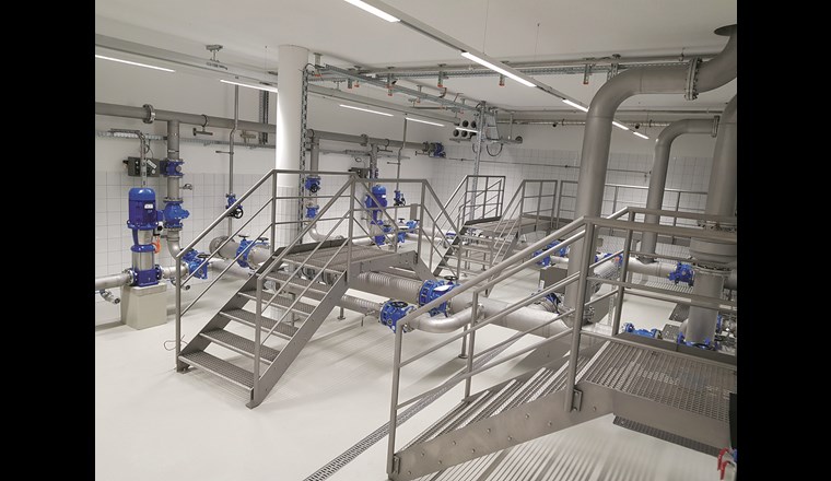 Rohrkeller mit den beiden Zuleitungen, je einem Abgang zur Pumpe und links hochliegend an der Wand die Verbindungsleitung der höheren Druckzone.