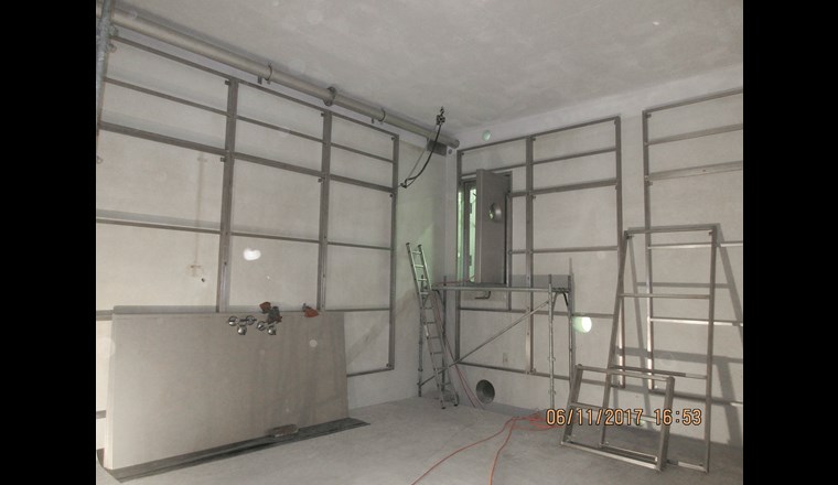 Reservoir Fluh, Laufen: Erstellung der Unterkonstruktion an den Wänden.