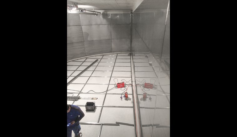 Reservoir Wahlen: Erstellung der Boden-Unterkonstruktion aus Edelstahlprofilen. Die Zwischenräume wurden anschliessend mit Rundsplitt verfüllt (Lastabtrag) und die Edelstahlbleche auf der Unterkonstruktion verschweisst.