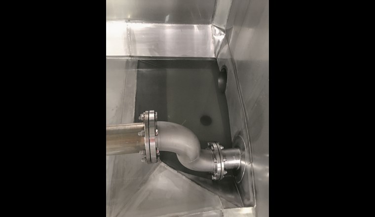 Detailansicht des neuen Entleerungssumpfes (teilgefüllt) mit Befüllungs-, Entnahme- und Entleerungsleitung.