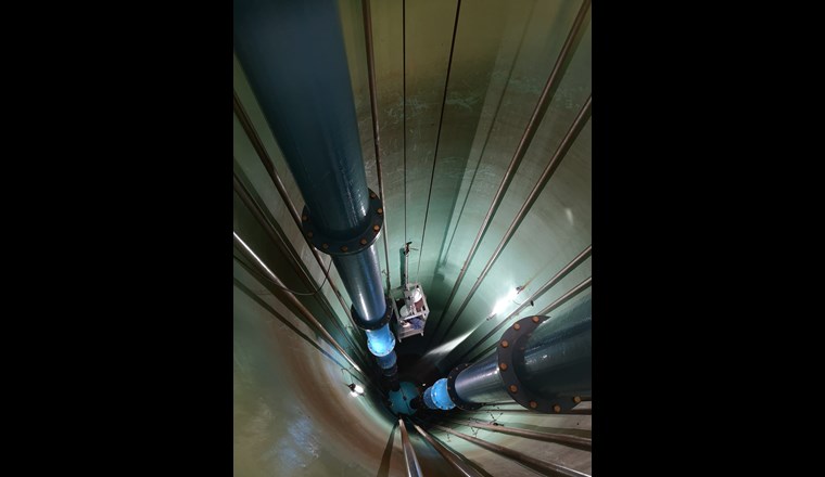 Kabine auf dem Weg zum Brunnenboden