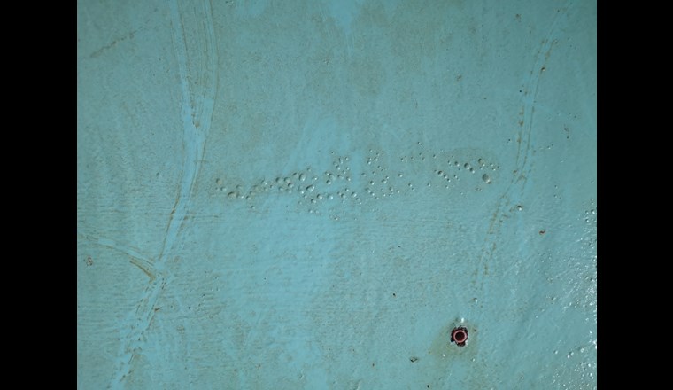 Bei der Sichtprüfung wurden Mängel an der wasserdichten Beschichtung sowie nicht verstopfte Öffnungen festgestellt.