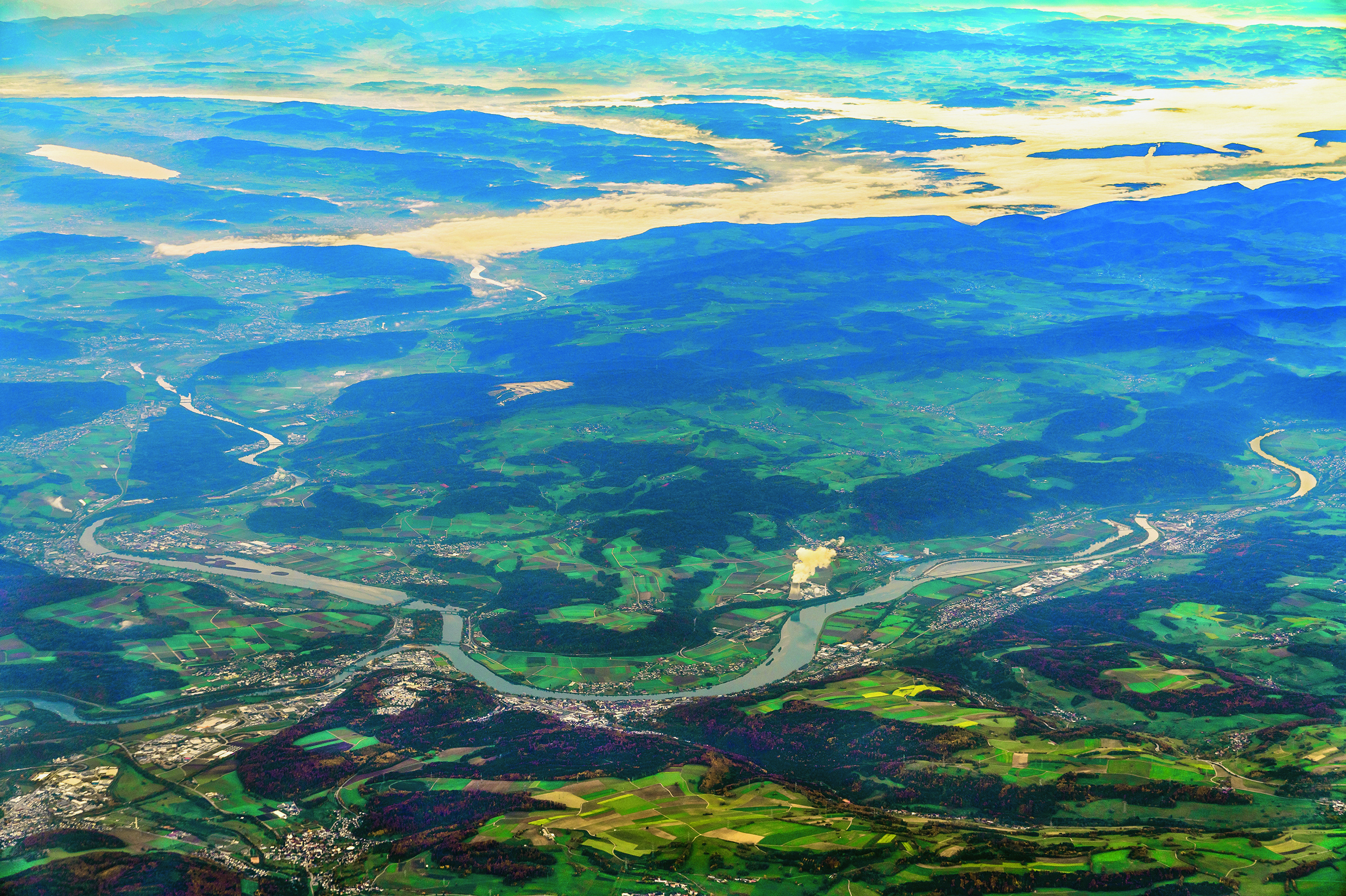 Stausee Klingnau, Aaremündung und Rhein mit Atomkraftwerk Leibstadt und Stau von Albbruck-Dogern. (© L. Andronov/123RF.com)