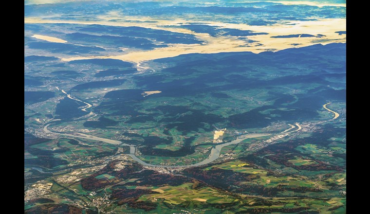 Stausee Klingnau, Aaremündung und Rhein mit Atomkraftwerk Leibstadt und Stau von Albbruck-Dogern. (© L. Andronov/123RF.com)