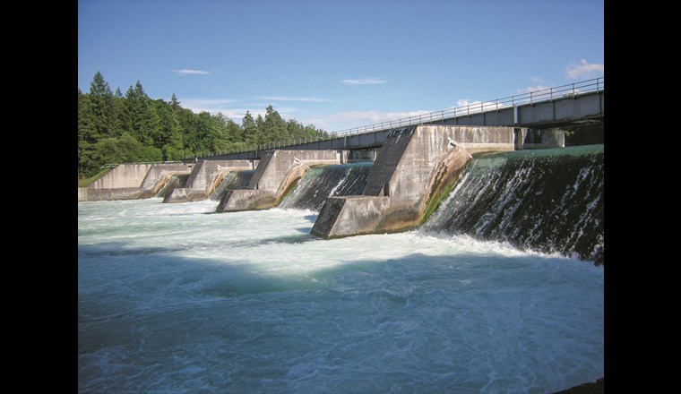 Wasserkraftwerke profitieren künftig von den 2019 getroffenen Änderungen im Wasserrechtsgesetz sowie im Natur- und Heimatschutzgesetz. Im Bild: Stauwehr des Kraftwerks Rheinau. (Foto: Eawag, Andri Bryner)