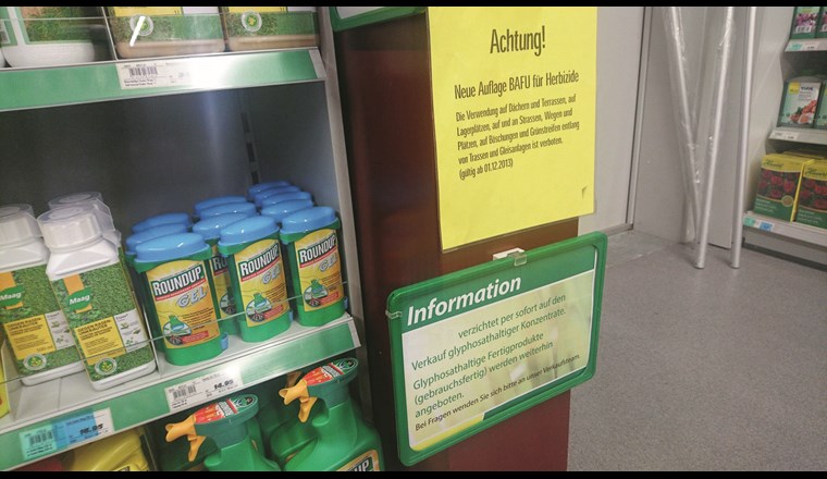 Zahlreiche Pflanzenschutzmittel sind in Bau- und Gartencentern auch für Private erhältlich. Eine Kontrolle der sorgfältigen Anwendung ist schwierig.