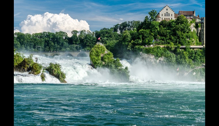 Eine Station der Rhein-Tour: Der Wasserfall bei Neuhausen. (Foto: Vladimir Kruzhinov/123rf.com)