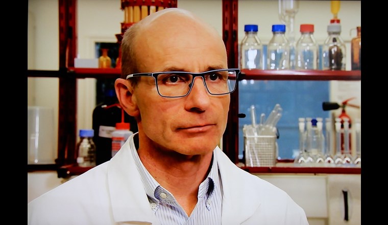 «So schnell werden wir diese Abbauprodukte wohl nicht mehr los», erklärte in der «Rundschau» der Schaffhauser Kantonschemiker Kurt Seiler zum Trinkwasser der Berner Gemeinde Kappelen. (Foto: Screenshot «Rundschau», SRF Schweizer Radio und Fernsehen)