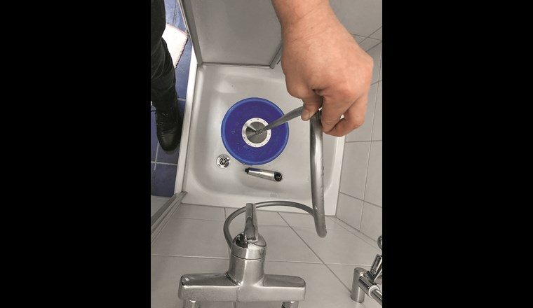 Mehr Probenvolumen durch Filtrationsbeprobung vor Ort. Anstelle der Duschbrause wurde eine Membranfiltrationseinheit aufgeschraubt. Das Volumen des filtrierten Wassers wurde mit einem Messeimer bestimmt (angestrebt waren 50 l). Im Anschluss wurde die Filtermembran im Labor weiterverarbeitet.