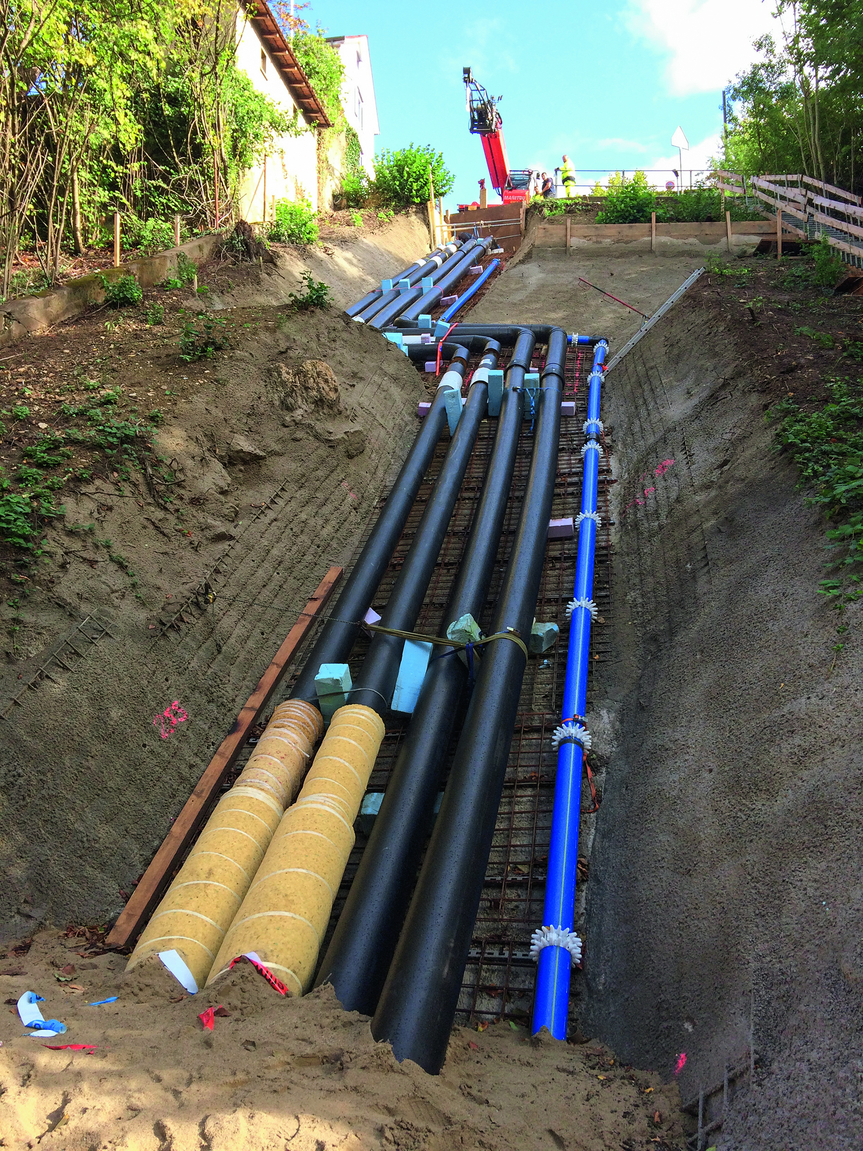 Zwecks Platz- und Kostenoptimierung werden in Aarau – wo auch immer dies möglich ist – die Leitungen des Fernkältenetzes in den Rohrgräben parallel zu Fernwärme- und Wasserleitungen verlegt. (Bild: Eniwa AG, Aarau)