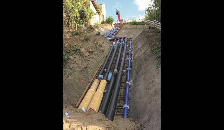 Zwecks Platz- und Kostenoptimierung werden in Aarau – wo auch immer dies möglich ist – die Leitungen des Fernkältenetzes in den Rohrgräben parallel zu Fernwärme- und Wasserleitungen verlegt. (Bild: Eniwa AG, Aarau)