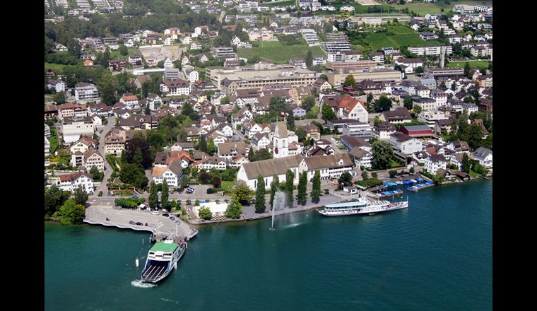 Im zürcherischen Meilen soll direkt am See für die ortsansässige Gebäck- und Glace-Produktionsfirma  ein innovatives Heiz- und Kühlprojekt realisiert werden. (Foto: Gemeinde Meilen)