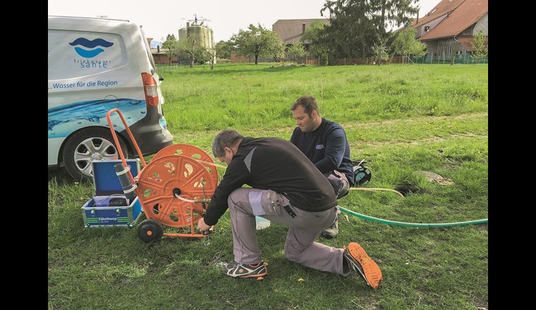 Entnahme einer Grundwasserprobe zur Überwachung der Rohwasserqualität 
im landwirtschaftlich genutzten Einzugsgebiet einer Trinkwasserfassung im bernischen Seeland durch Mitarbeiter eines Versorgungsunternehmens. (©Rolf Tschumper, AWA Bern)