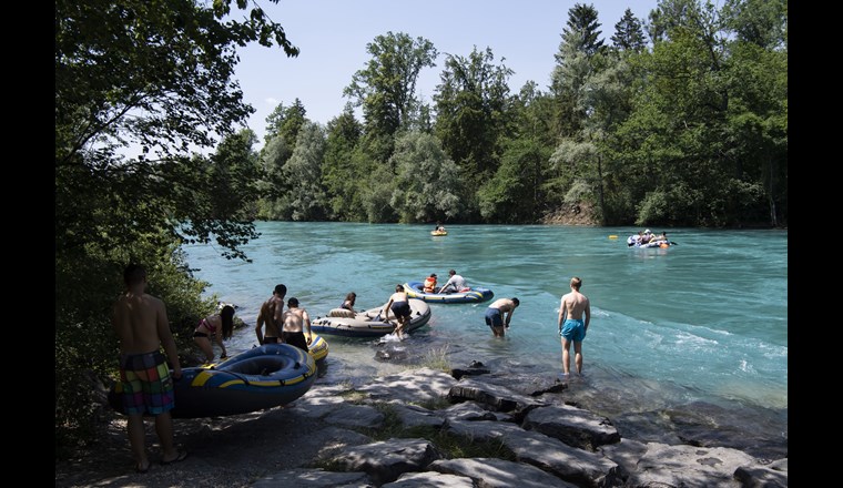 Freizeit mit Booten auf den Flüssen:  Die Suva rät, auf eine sichere Einstiegsstelle zu achten. Auch die Wasserströmung kann eine Gefahr sein. (Foto: Suva)