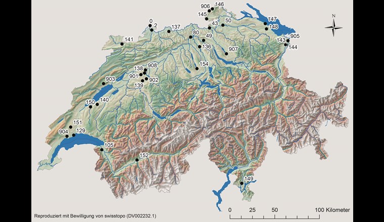 Standorte des NAWA-MV-Messnetzes. Die Zahlen (NAWA ID) ermöglichen eine Zuordnung zu den Resultaten und zur detaillierten Standorttabelle auf der BAFU-Website (www.bafu.admin.ch/nawa).