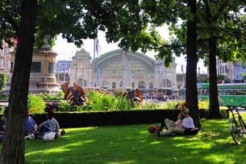 Der Baumbestand will gepflegt sein: In der Nähe des Bahnhofs SBB erfreut sich der Park grosser Beliebtheit bei Pendlern, Passanten und Schülern. (Foto: Basel Tourismus)