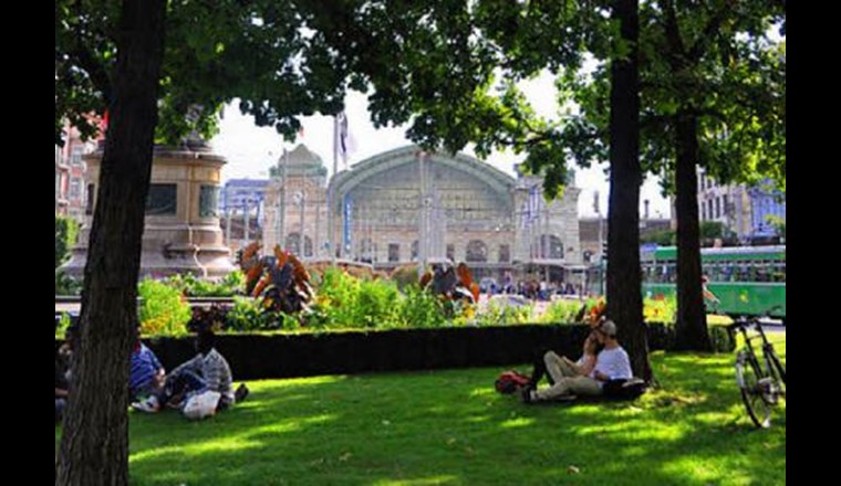 Der Baumbestand will gepflegt sein: In der Nähe des Bahnhofs SBB erfreut sich der Park grosser Beliebtheit bei Pendlern, Passanten und Schülern. (Foto: Basel Tourismus)