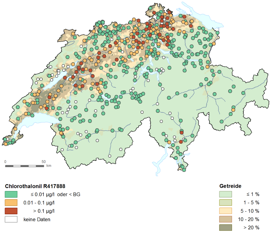 Maximalwert pro NAQUA-Messstelle. BG: Analytische Bestimmungsgrenze. Die Karte zeigt auf Grundlage der Ergebnisse von etwa 400 Messstellen (Pilotstudie 2017/2018 und Langzeitmonitoring 2019) eine weiträumige Verbreitung von Chlorothalonil R417888 im Grundwasser des Mittellandes und einiger grosser Talebenen. (© BAFU)