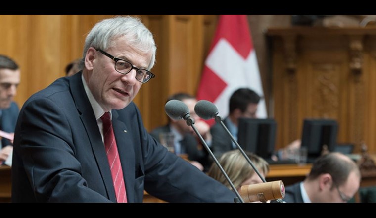 Kurt Fluri, Nationalrat und Präsident des schweizerischen Städteverbandes sitzt auf dem «heissen Stuhl». Bild: (c) kurt-flury.ch