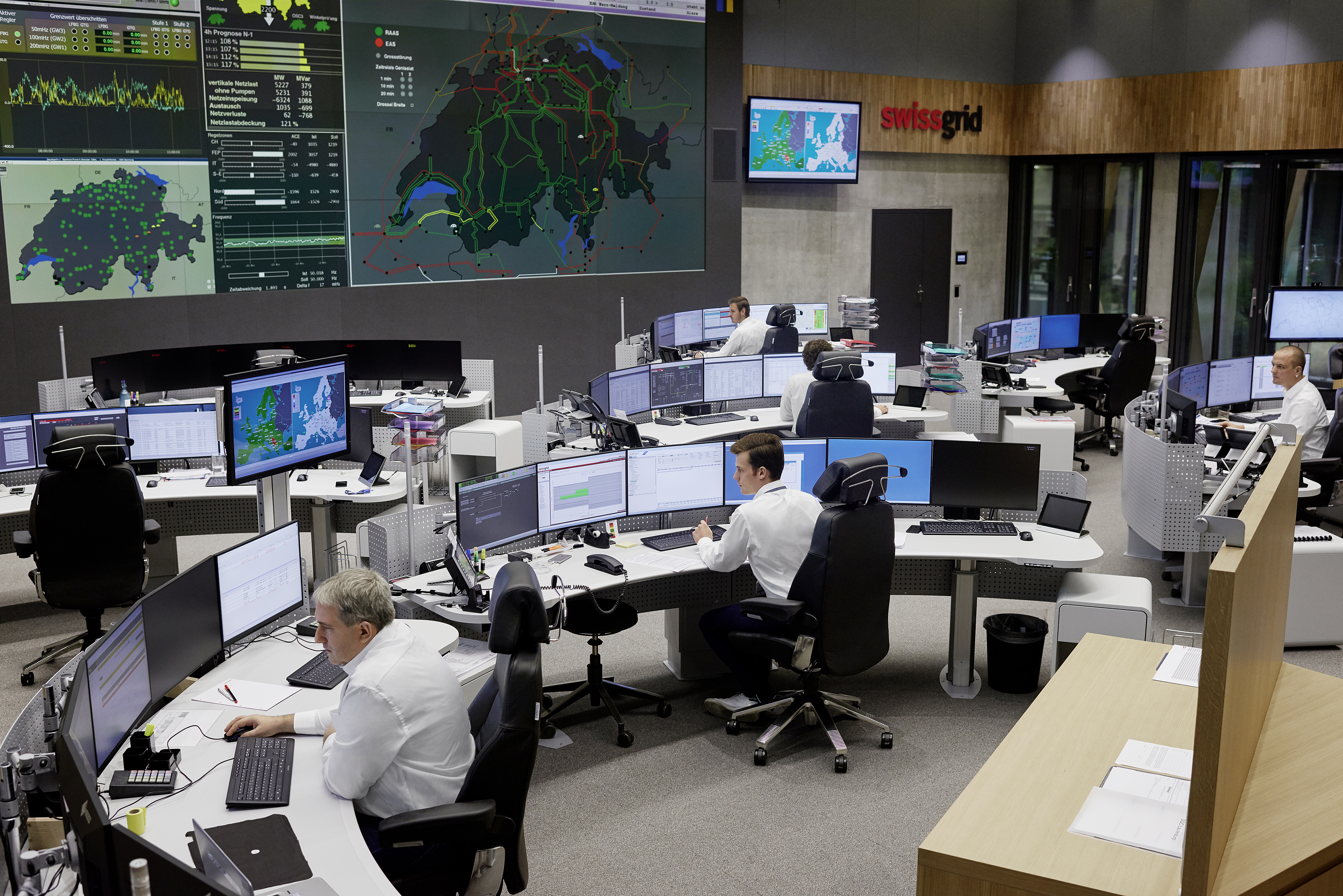 Dispatcher an der Arbeit. (Quelle: Swissgrid)