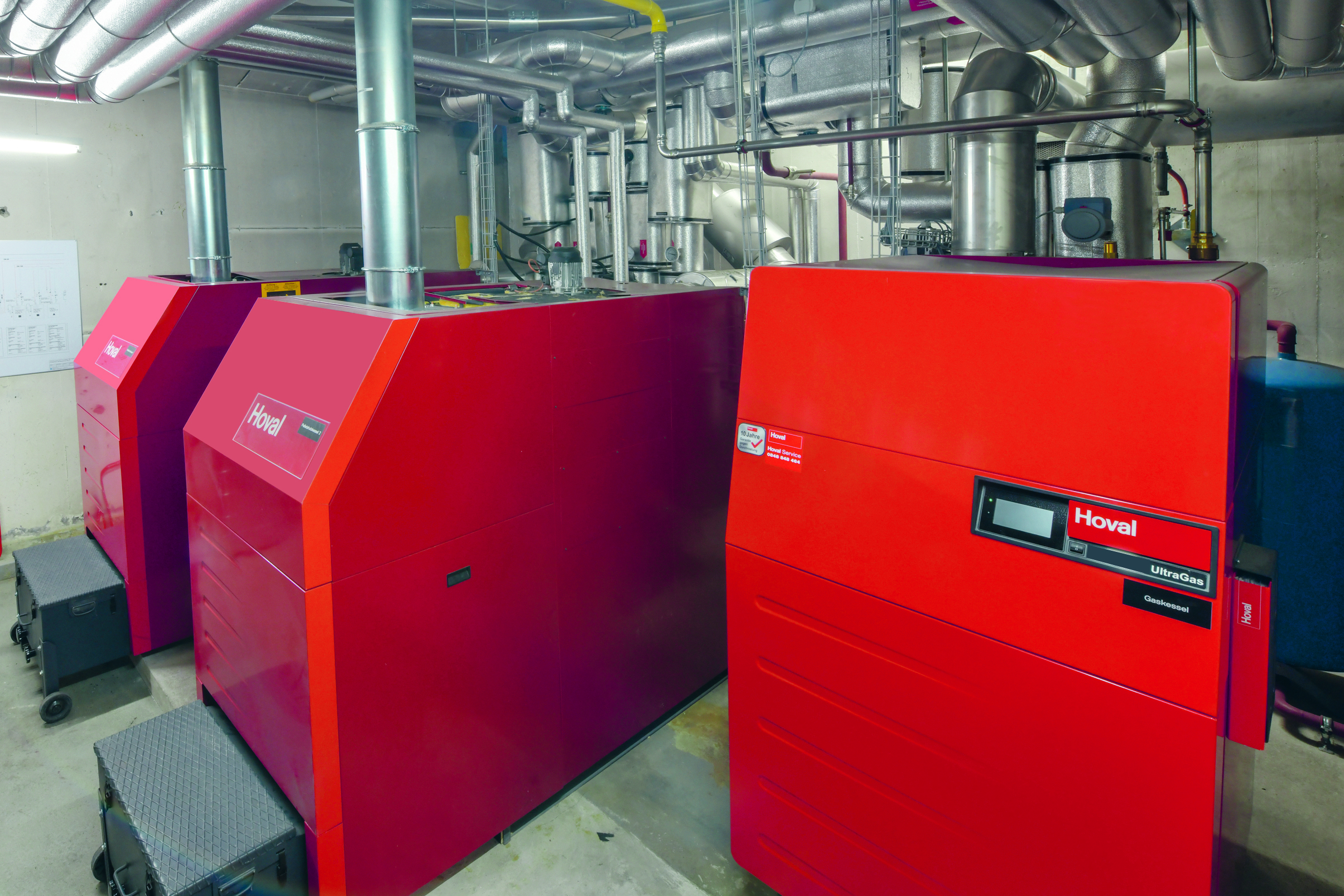 Das hybride Heizsystem mit den beiden Pelletheizungen links und der Gasheizung rechts (Quelle: Hoval AG)