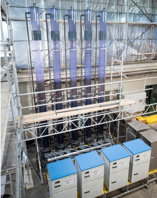 Pilotanlage mit Aktivkohle-Kolonnen. Bild: (c) AV Glarnerland