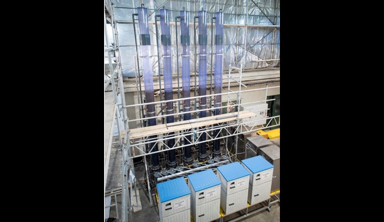 Pilotanlage mit Aktivkohle-Kolonnen. Bild: (c) AV Glarnerland