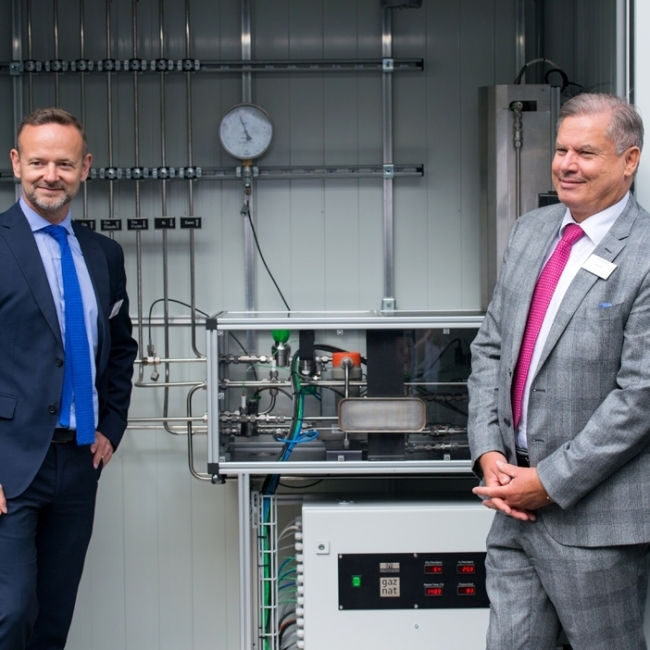Einweihung der PtG-Anlage der DRM-Staion in Sitten. Im Bild:  François Fellay (l.), CEO OIKEN, und René Bautz, CEO Gaznat SA.
