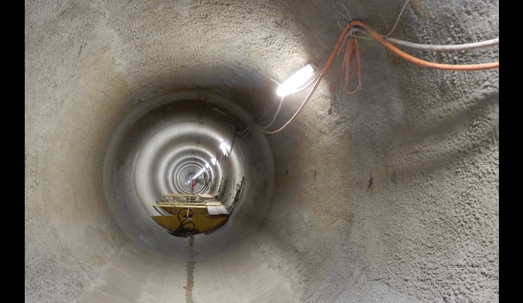 Für die Sicherstellung der Fernwärmeversorgung von Zürich-West wurde zwischen der Gerstenstrasse und der Kaverne Strickhof ein neuer, über 2 km langer Microtunnel erstellt. (ERZ)