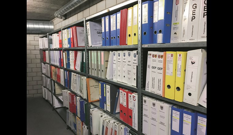 Fig. 1 Heute immer noch Realität: Die GEP in Papierform (Ausschnitt aus dem «GEP-Archiv» 
des AWA BE)Fig. 1 Heute immer noch Realität: Die GEP in Papierform (Ausschnitt aus dem «GEP-Archiv» 
des AWA BE)