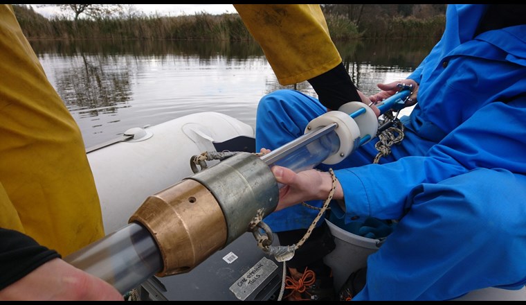 Der Moossee liegt im Norden der Stadt Bern. Er befindet sich in einem Naturschutzgebiet, das von stark landwirtschaftlich genutzten Flächen umgeben ist. Der Eintrag von Pflanzenschutzmitteln ist deshalb hoch. 
(© Universität Bern)