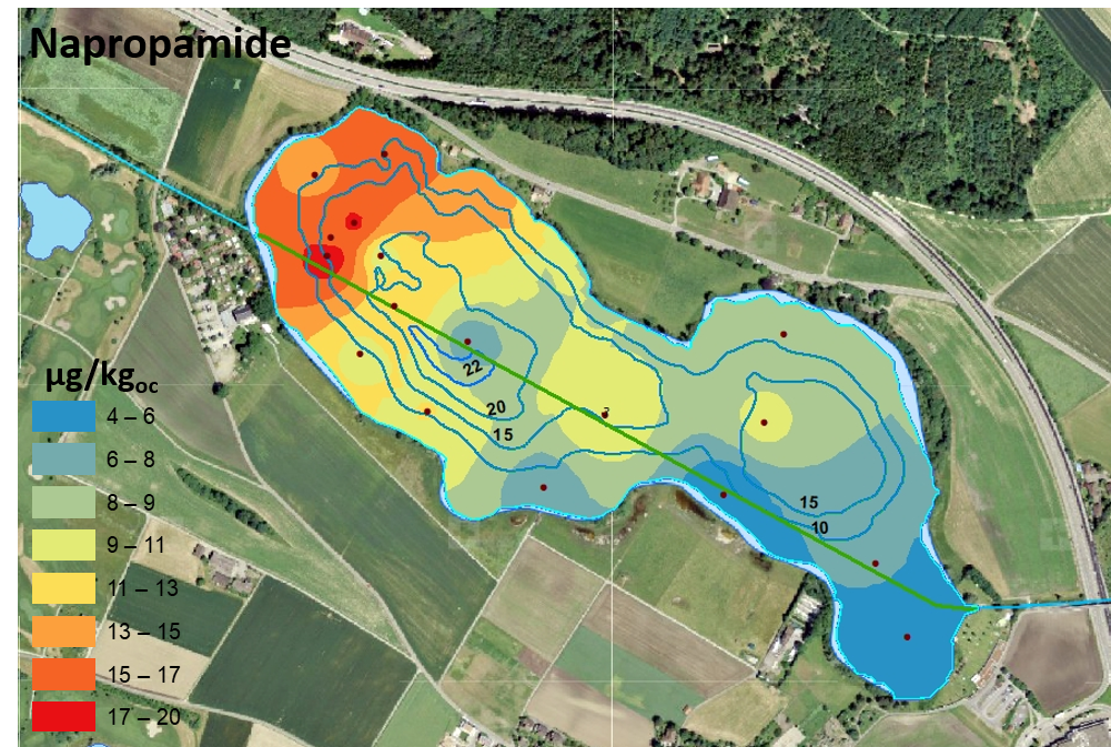 Räumliche Verteilung des Herbizids Napropamide in den Oberflächensedimenten des Moossees. Rot steht für hohe Konzentration, blau für tiefe. (© A. Chiaia-Hernández)